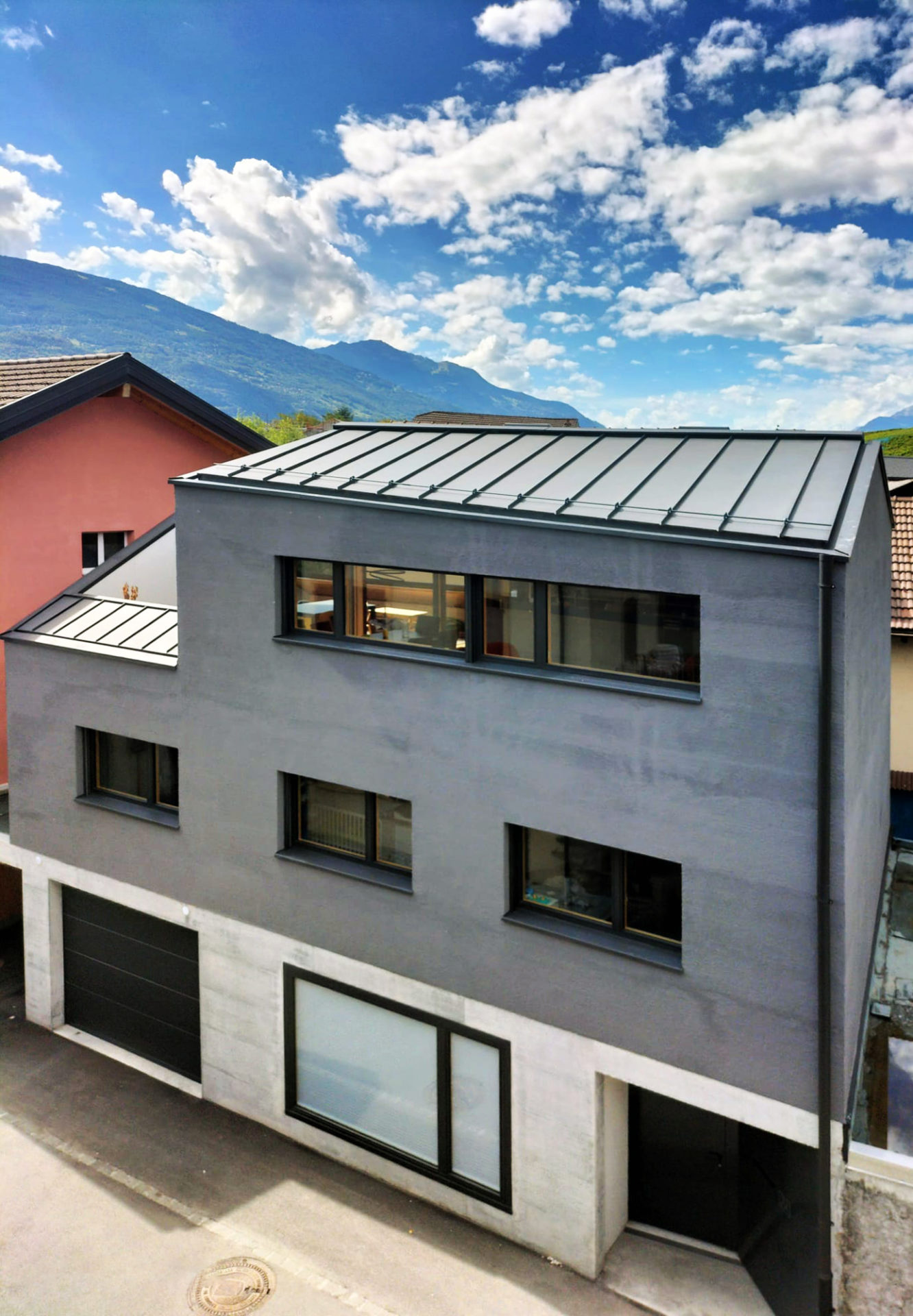 Photo extérieure vue d'en haut | architecture moderne | architecture contemporaine | villa design | reconstruction vieux village | construction grange | habitation individuelle