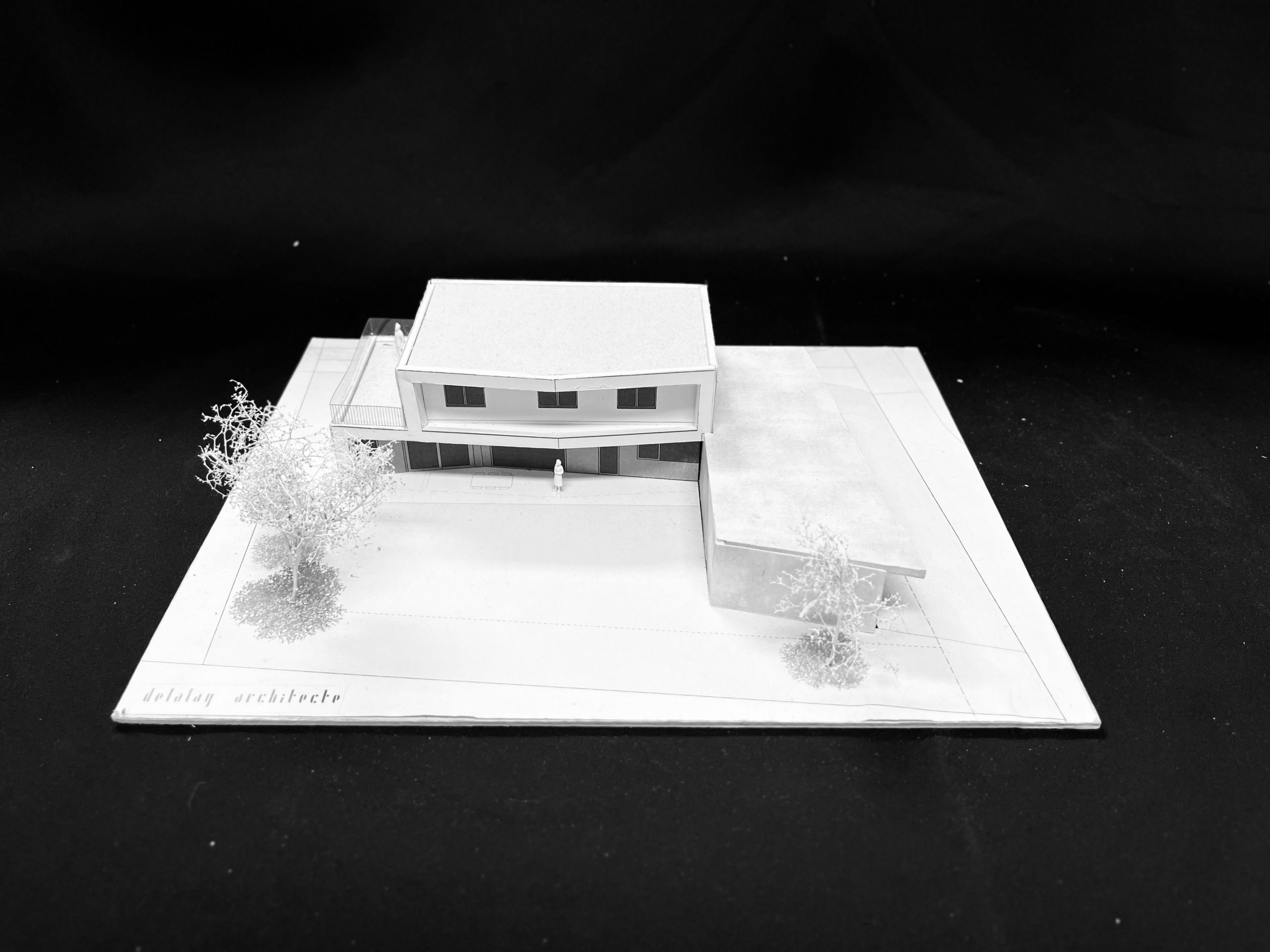 Maquette de projet d'architecture, maison individuelle, villa, logement moderne, construction durable, panneaux solaires, espaces extérieurs bien exposé, intimité préservée, architecture moderne, architecture contemporaine, architecte, construction valais, construction saint-Léonard, baies vitrée, protection solaire, design