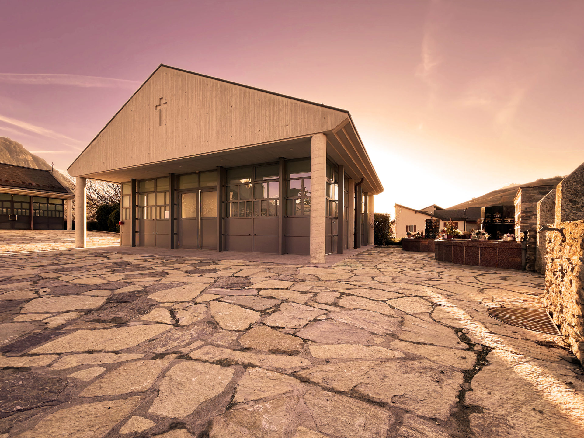 Photo extérieure de la crypte de Saint-Léonard, transformation achevée, architecture moderne, architecte à Sion, transformation en Valais
