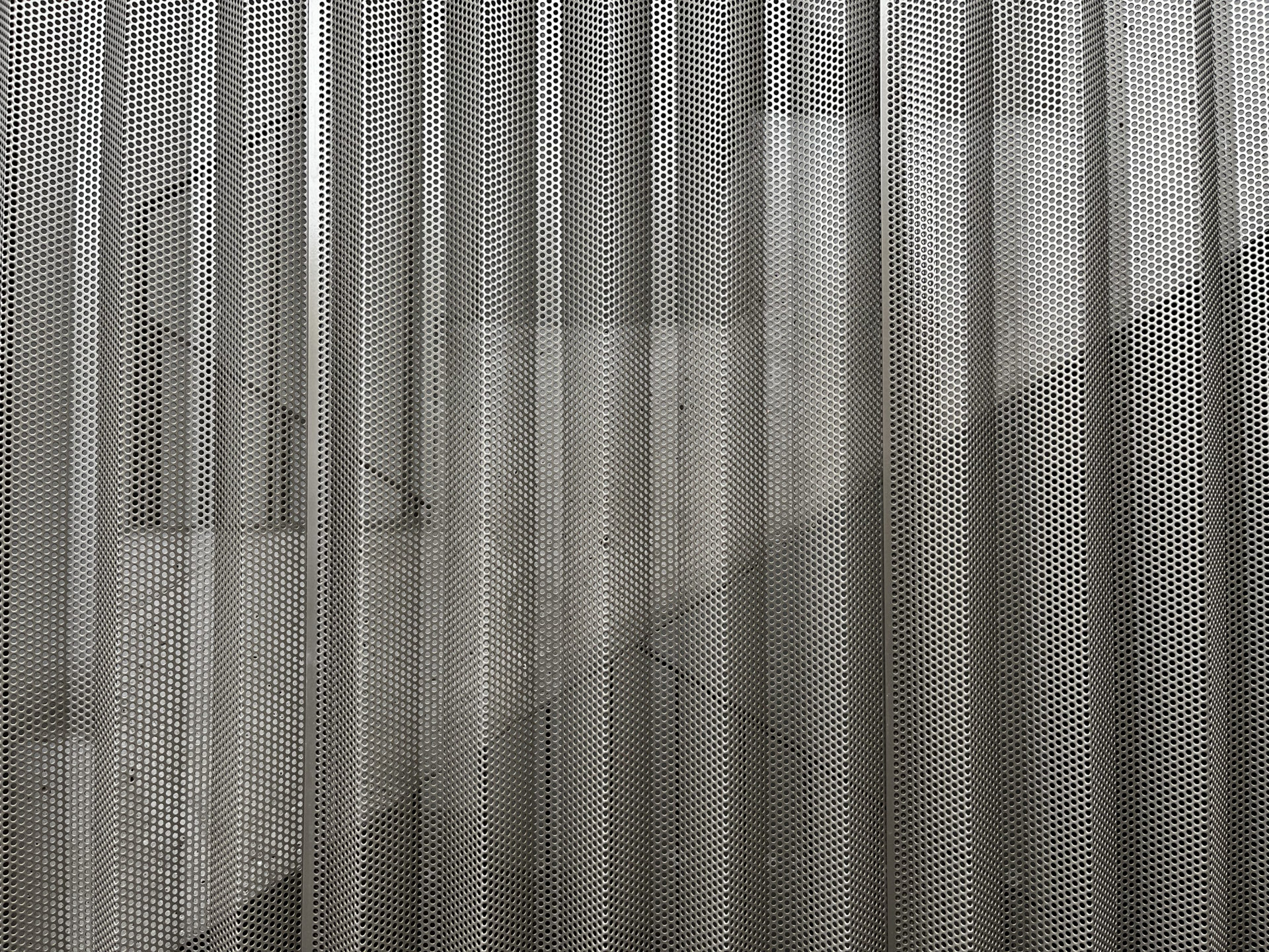 détail escalier béton et tôle ondulée perforée, matériaux bruts et finition sobre, matériaux moderne, matériaux qu'ables, conception de qualité, image stylée, architecture à Saint-Léonard, architecte Saint-Léonard, architecte Sion, architecture valais