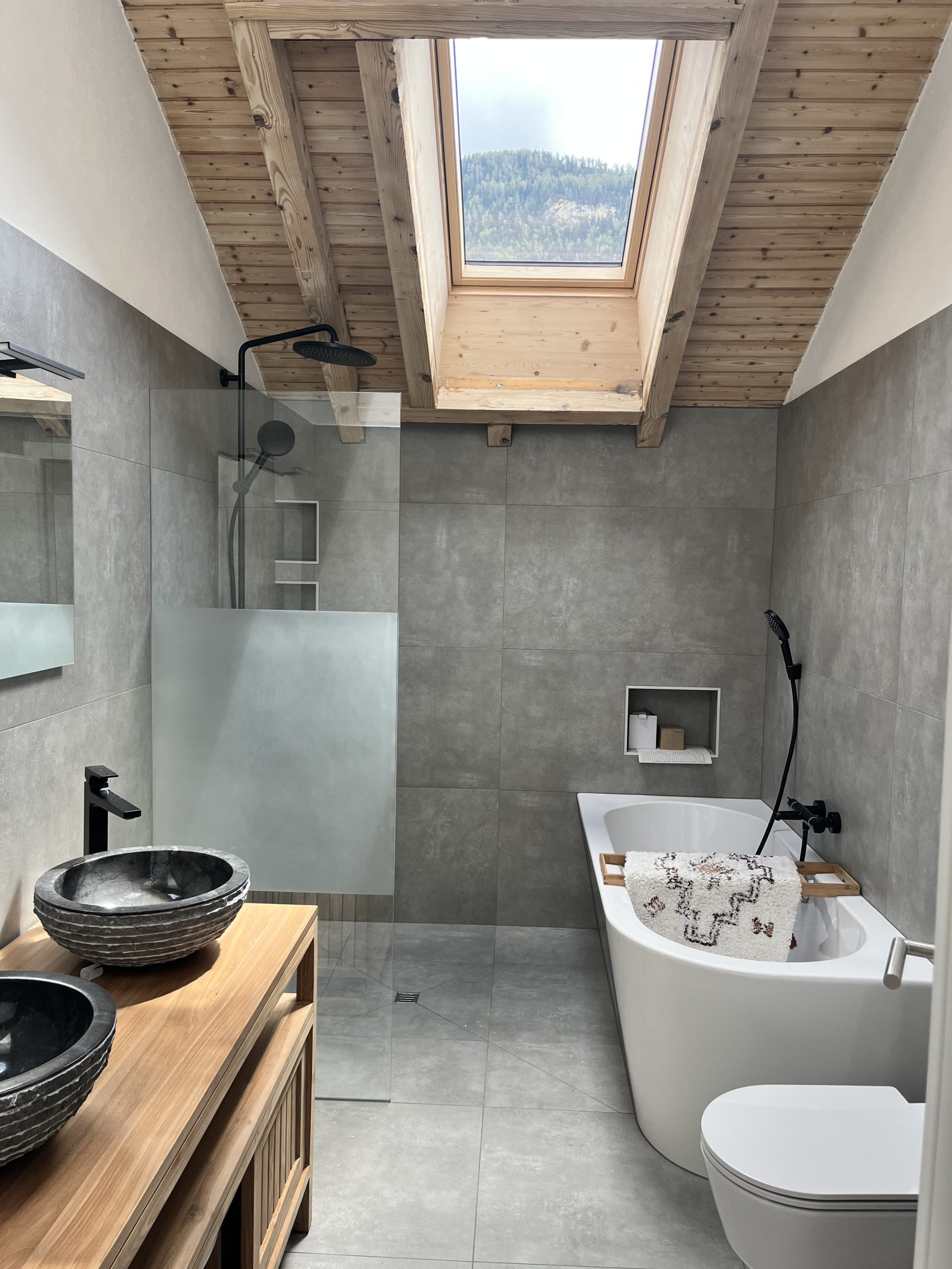 salle de bain qui donne envie, conception moderne, architecture, douche à l'italienne, matériaux design, confort d'utilisation, espace chalereux, aménagement moderne, aménagement stylé, architecte Sion, rénovation Saint-Léonard, architecte Valais