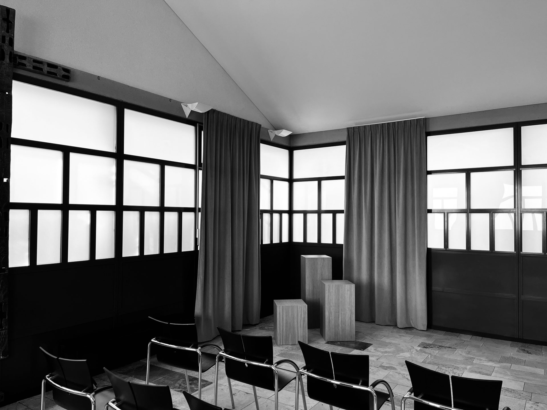 Image intérieure, crypte de Saint-Léonard, après transformation, architecture et matériaux, espaces ouverts, lumière, ambiance, pratique, ergonomie, architecture, design, architecte Saint-Léonard, architecte valais, rénovation valais