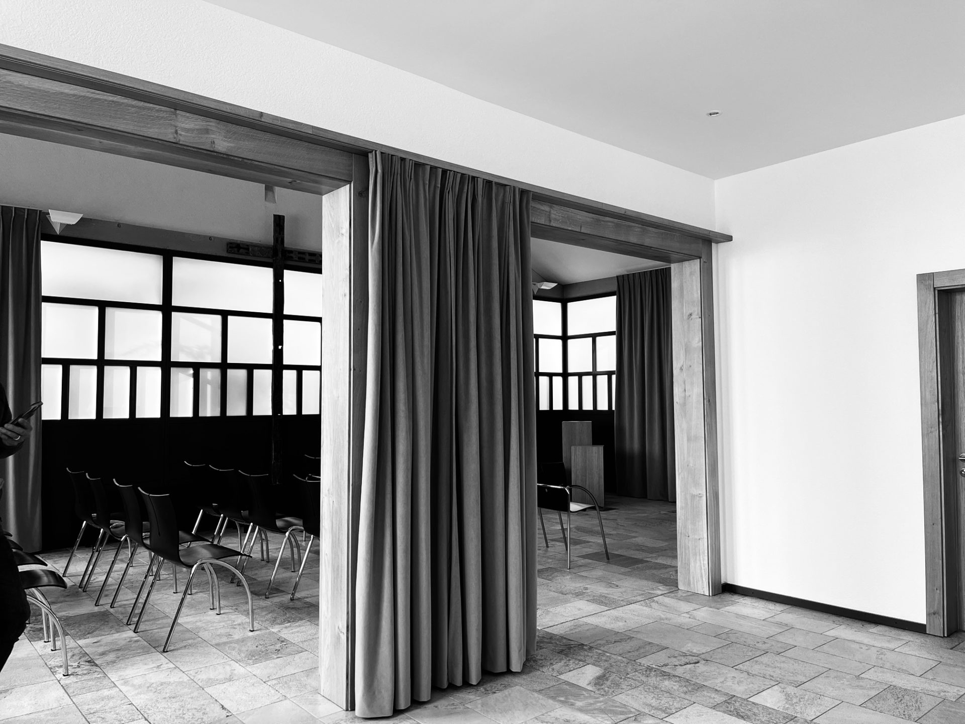 Image intérieure, crypte de Saint-Léonard, après transformation, architecture et matériaux, espaces ouverts, lumière, pratique, ergonomie, architecture, design, architecte Sion, architecte valais